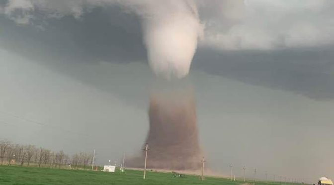 Hatalmas tornádó alakult ki Romániában (2019.04.30.)