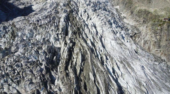 Gigantikus jégtömb szakadhat le a Mont Blanc egyik gleccseréről, utakat zártak le