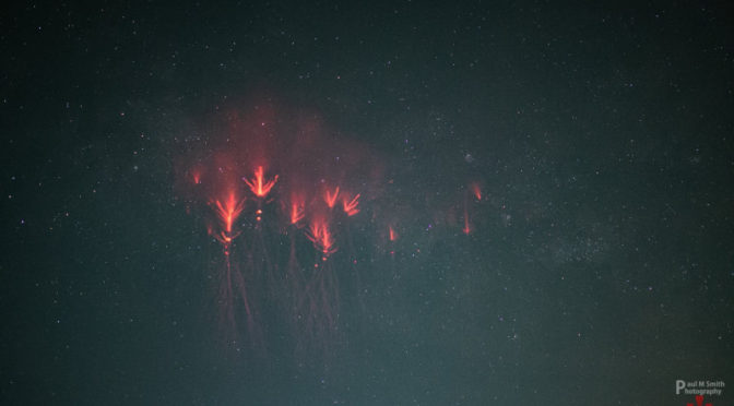 Lenyűgöző vörös lidérceket fotóztak az oklahomai viharok fölött