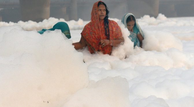 Mérgező hab borította be a szent yamuna folyót Új-Delhiben