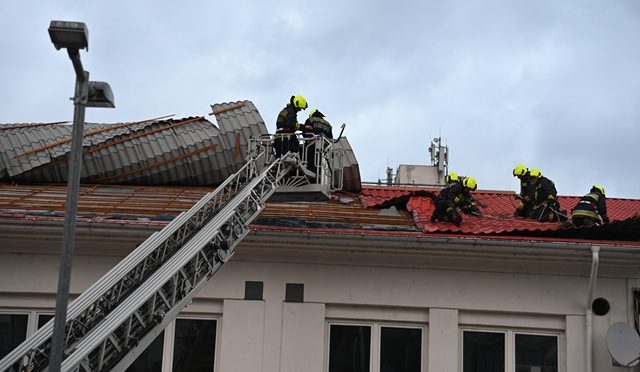 Lebontotta a vihar egy Penny Market tetejét Budapesten