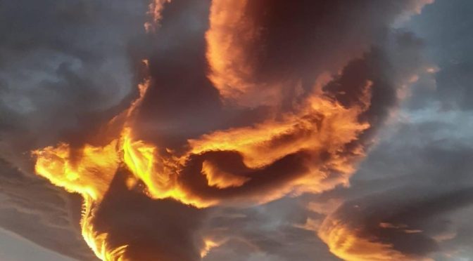 Földöntúli, lencse alakú felhők Reunion szigete felett (2022.02.20.)