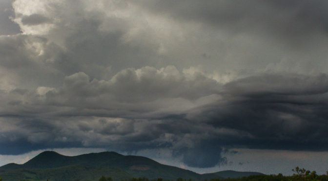 Peremfelhővel, alacsony felhőalappal érkeztek a zivatarok (2010.05.08.)